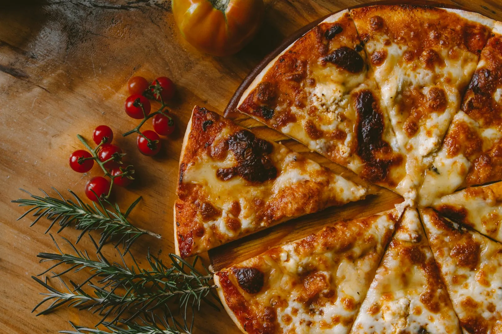 Frisch gebackene Pizza aus dem Ofen